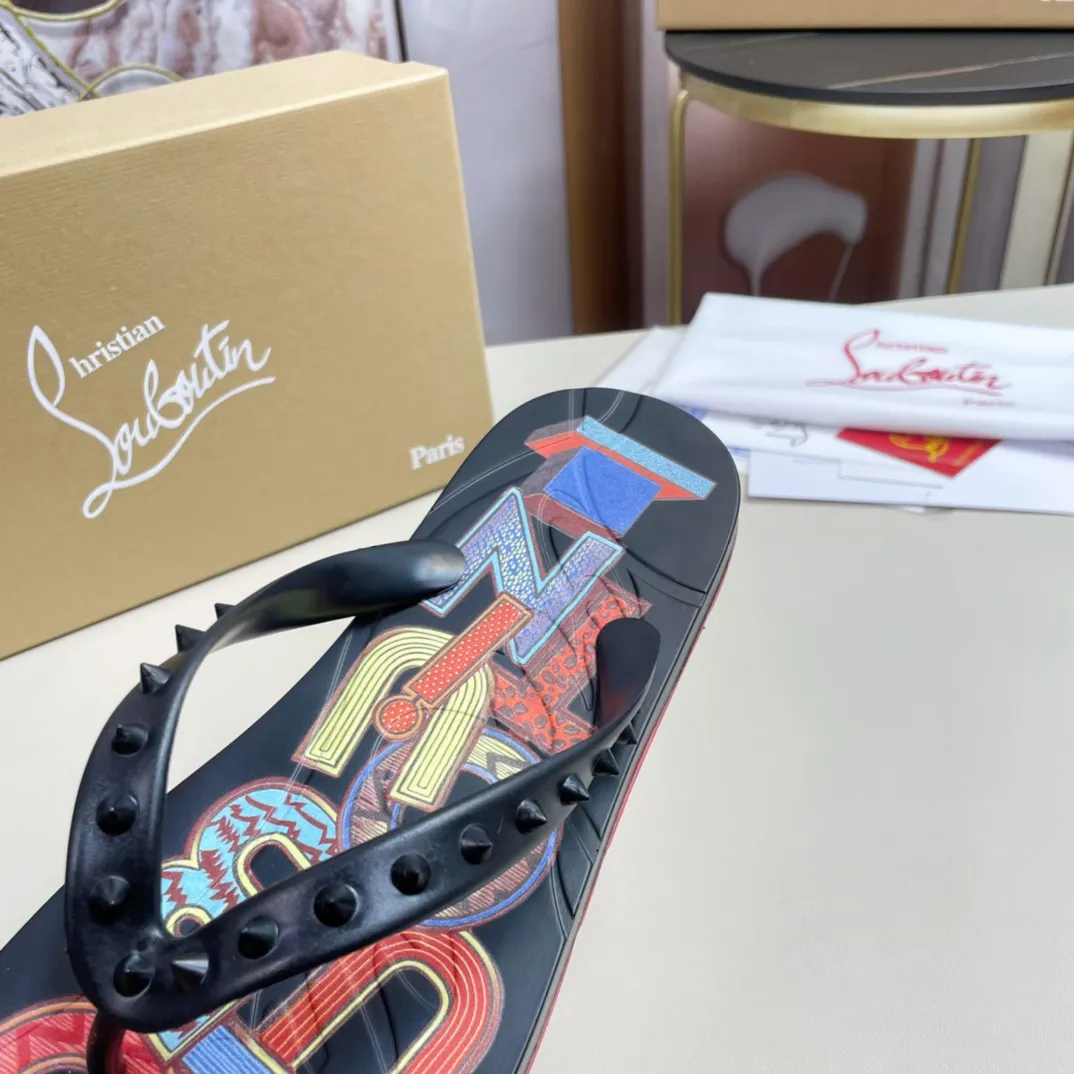 [CL red sole shoes] P: 280💰 size 38-45 Men’s classic slippers, made on the official website 1:1, the original factory specializes in original materials ➖ OEM 3D printing pattern production ➖ Original ultra-light anti-slip outsole. Super fashionable and super comfortable, handsome on the feet, a must-have for men in summer! !